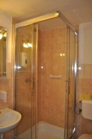 Отель Hotel u Liska Кутно Одноместный номер с ванной комнатой-8