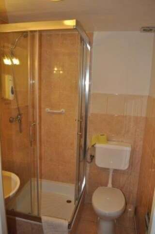 Отель Hotel u Liska Кутно Одноместный номер с ванной комнатой-9